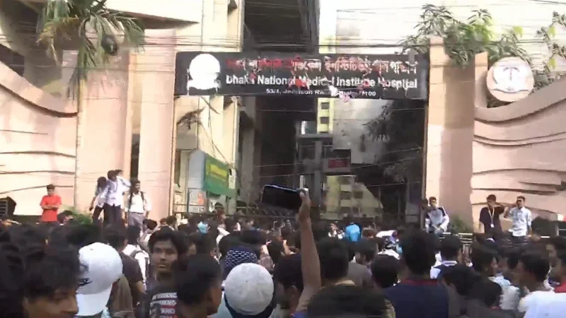 ভুল চিকিৎসায় শিক্ষার্থীর মৃত্যুর অভিযোগ, ন্যাশনাল মেডিকেলের সামনে বিক্ষোভ